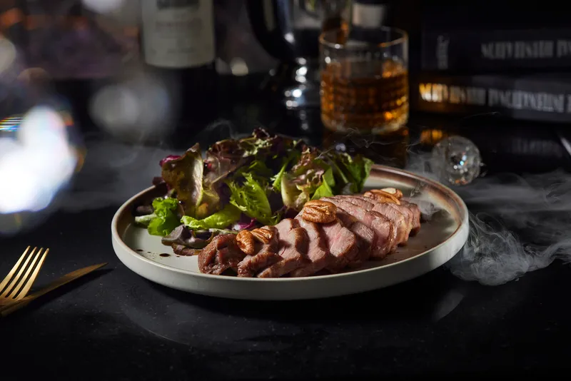 乾式熟成18天梅花豬．榛果油醋生菜